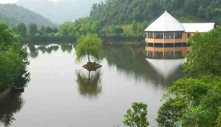 乌石风景名胜旅游区,位于湘潭市西南40公里的乌石镇.