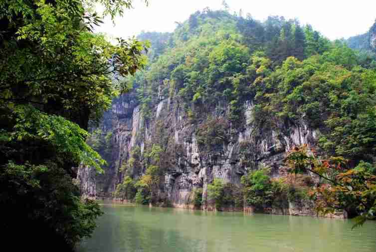 国家四a级景区,位于贵阳北部开阳县,峭峰顶立,最深处达三百九十八米